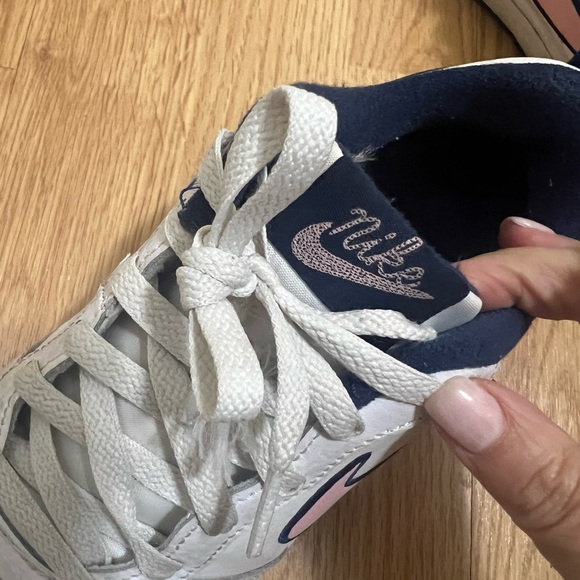 Nike , White , youth size 6.5 - Picture 7 of 8